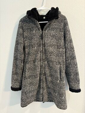 Uniqlo Coat / Jacket Women’s Black & Gray Plaid Faux-Sherpa (size M)